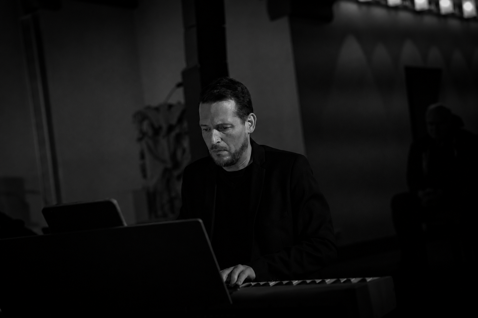 Mirko Moeller in Schwarz-Weiß am Instrument
