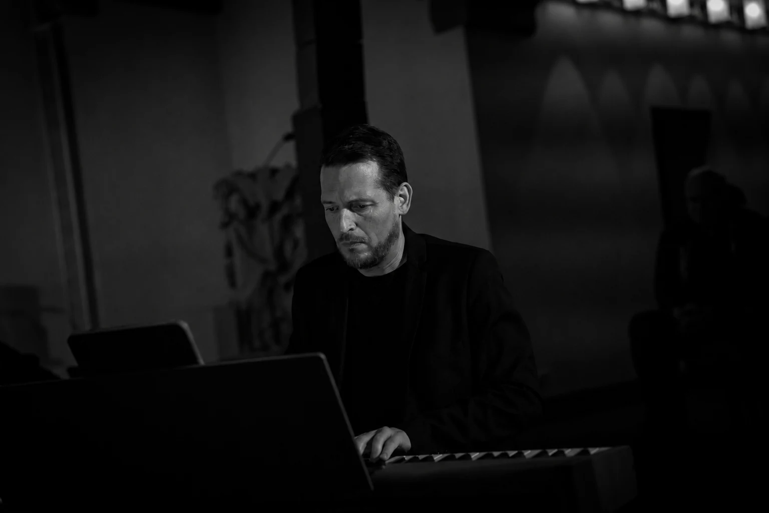 Mirko Moeller konzentriert am Instrument