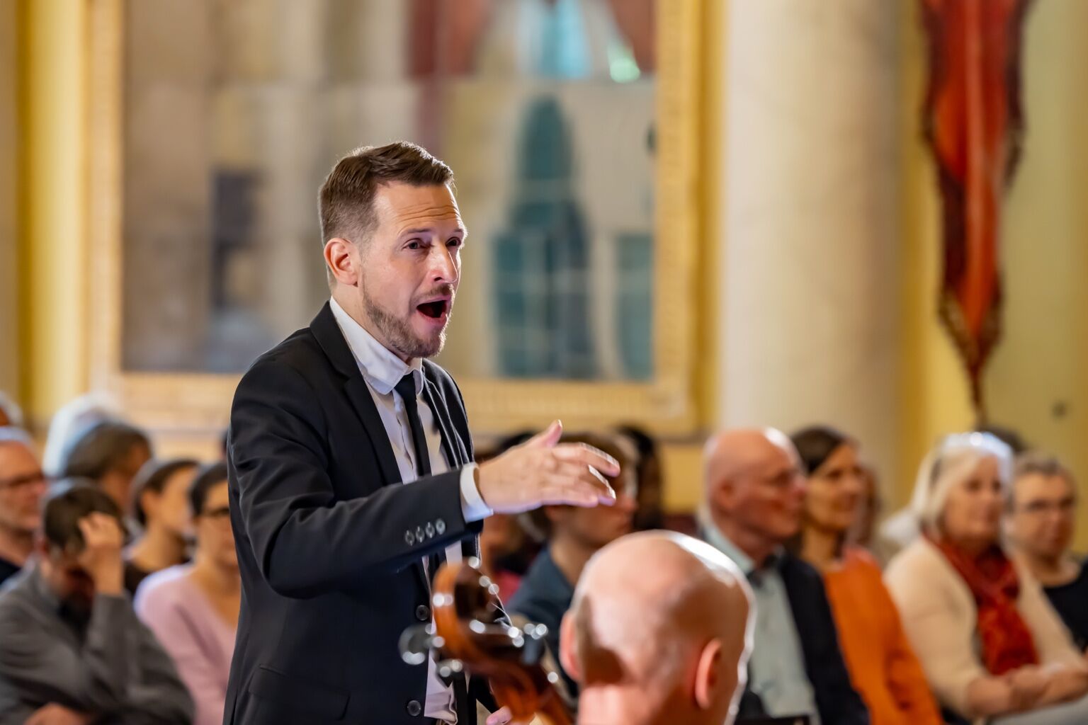 Mirko Moeller bei der Chorleitung in einem Konzert